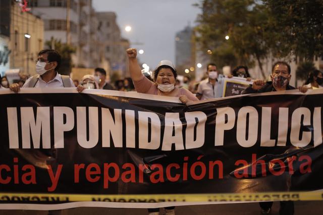 Decenas de ciudadanos participaron en la llamada “Marcha contra la impunidad policial” en la Plaza San Martín, exigiendo celeridad en las investigaciones por las muertes de manifestantes en las últimas protestas sociales. (Foto: Renzo Salazar / @photo.gec)