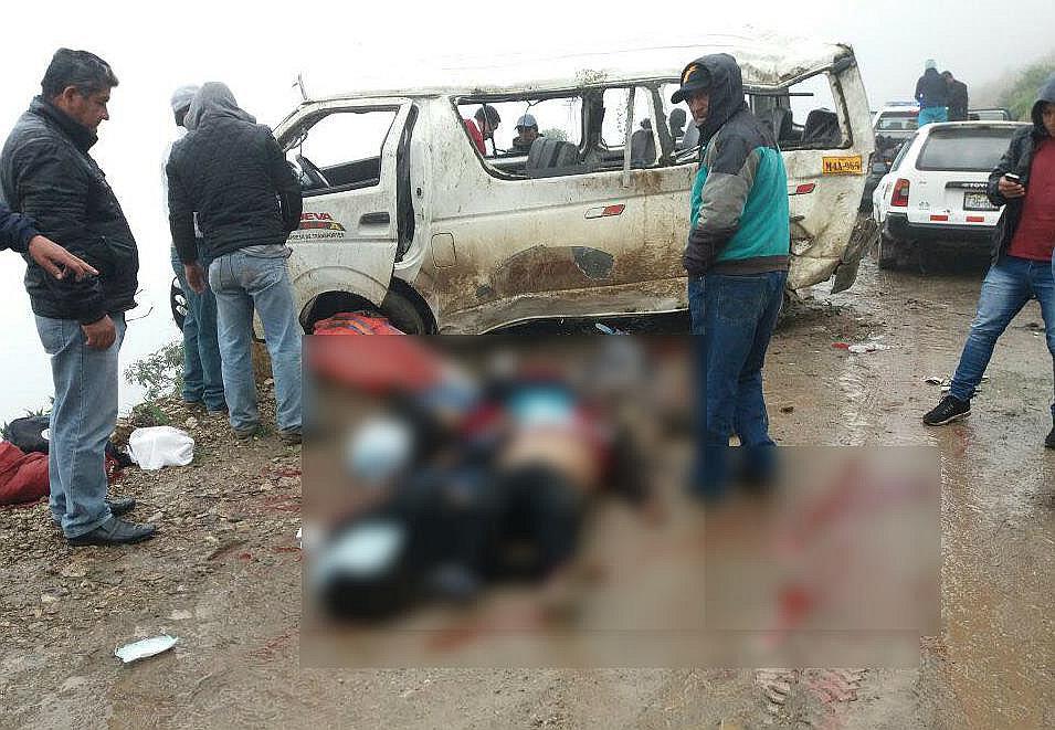 Combi cae a abismo de 130 metros y ocho personas mueren (FOTOS)