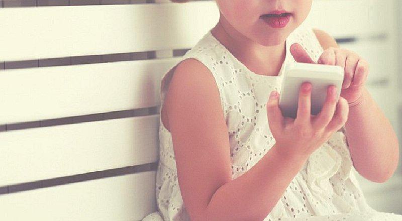 Niña de 2 años ya perdió parte de la visión por estar mucho tiempo con el celular