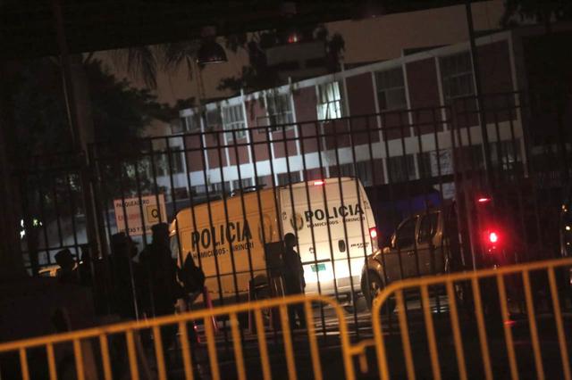 En el transcurso de la madrugada, los restos de Guzmán Reinoso fueron trasladados desde la morgue hasta el Hospital Centro Médico Naval del Callao. (Foto: GEC)