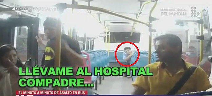 Vídeo completo refleja indiferencia de pasajeros y chofer de bus con policía herido de bala (VÍDEO)