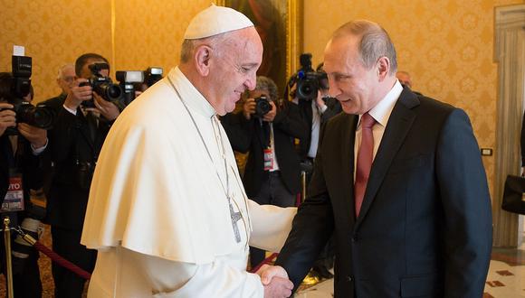 Papa Francisco y Vladimir Putin, papa y autócrata ruso se dan la mano y se les ve cercanos.