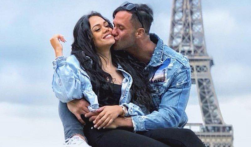 Fabio Agostini presenta orgulloso a Mayra Goñi con su familia