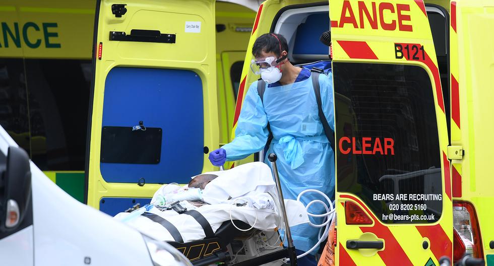 Imagen referencial. Un profesional médico traslada a un paciente de coronavirus en el norte de Londres. (AFP/Daniel Leal-Olivas).