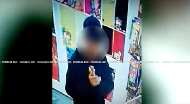 YouTube: "ratero enamorado" ingresa a tienda y se lleva lo que pocos creerían (VIDEO)