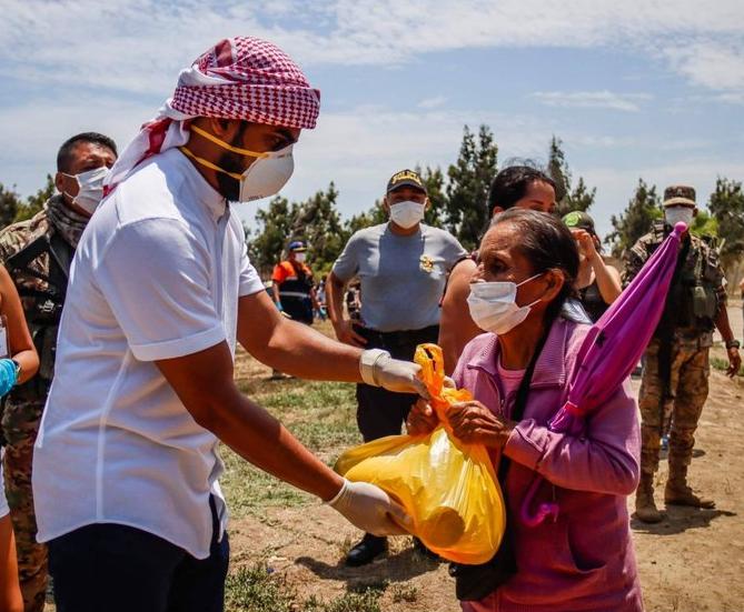 El ejército y la Policía apoyaron al empresario árabe para que entregue la ayuda en Cartavio, La Libertad. (Foto: GEC)