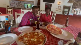 Hombres de tribu nómada arrasan por divertida reacción tras comer pizza por primera vez