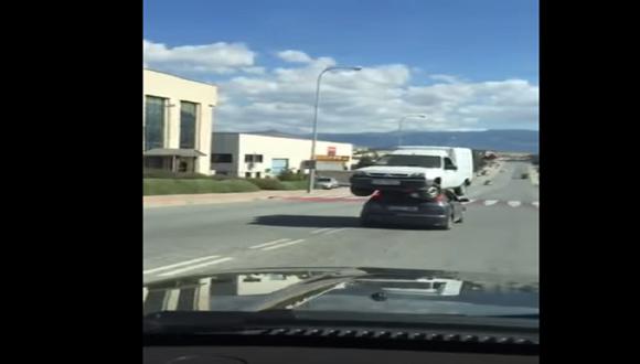 YouTube: Mira cómo traslada esta camioneta encima de su auto [VIDEO]