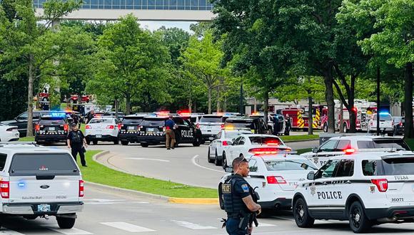 En esta foto del folleto cortesía del Departamento de Policía de Tulsa tomada el 1 de junio de 2022, los oficiales de policía responden a una llamada sobre un hombre armado con un rifle en el edificio Natalie en el Hospital St. Francis en Tulsa, Oklahoma. (Fotos: Tulsa Police Department / AFP)