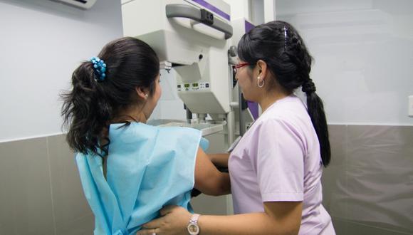 Los especialistas recomiendan exámenes de detección de manera anual desde los 30 años, como despistaje clínico, mamografía y ecografía mamaria. (Difusión)