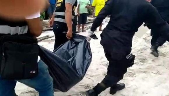Cuerpo fue retirado en una bolsa negra por los policías. (Foto cortesía: Alfa Romeo)