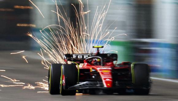 Carlos Sainz saca chispas de su Ferrari umbo a la meta en Singapur y la escudería del Cavallino Rampante celebra su triunfo.
