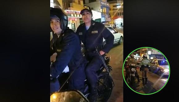 Motociclista graba a policías que iban en contra y acompañante iba sin casco | VIDEO