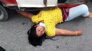Surco: Mujer se pone debajo de mototaxi para evitar que fiscalizadores se lo lleven