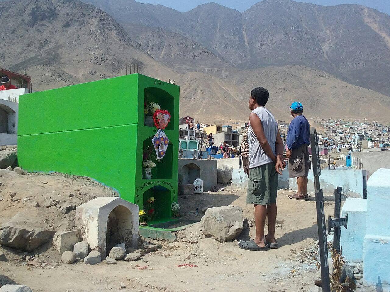 Día de la Madre: Con música, cerveza y flores celebran en cementerio de Comas  