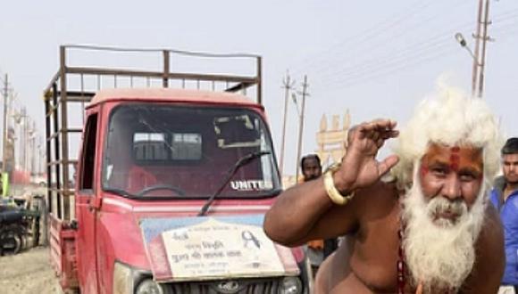 Hombre arrastra una camioneta con su miembro viril en festival (FOTOS)