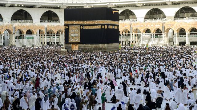 Esta foto de archivo tomada en el 2019 muestra a peregrinos musulmanes realizando el "Tawaf al-Ifada", una circunvalación obligatoria alrededor de la Kaaba, en La Meca, el santuario más sagrado del Islam. (AFP)