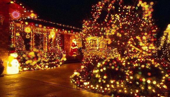Navidad 2016: le saca de quicio a su vecina homófoba con estas luces (FOTO)