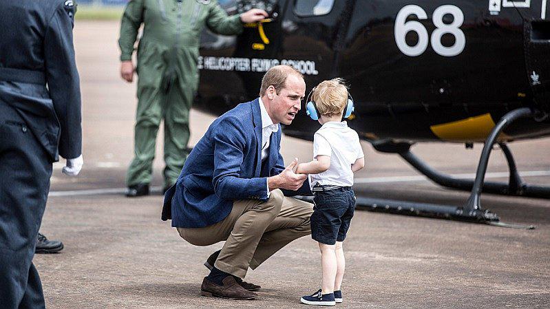 Príncipe Guillermo: ¿Por qué se agacha cuando habla con su hijo?
