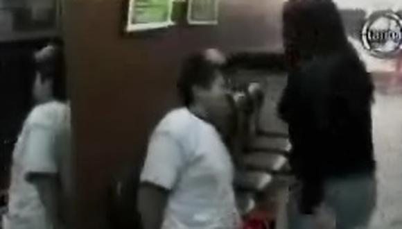 Pareja fue detenida y arma escándalo en comisaría[VIDEO]