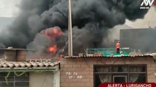 Lurigancho: dos familias lo perdieron todo tras incendio de grandes proporciones en fábrica de plásticos 