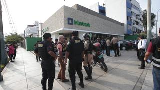 Asaltan a cambista y a agencia de Interbank en San Borja | FOTOS Y VIDEO