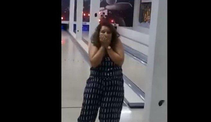 Juega por primera vez bowling, no se cae, pero sí comete grave error (VIDEO)