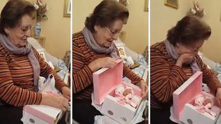 ¡Qué ternura! Así reaccionó abuelita al recibir la muñeca que siempre quiso (VIDEO)
