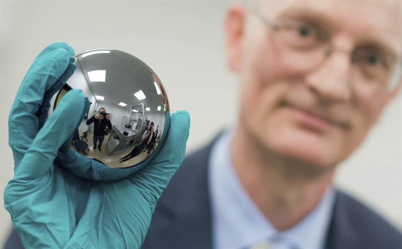 Proyecto intenta redefinir el kilogramo usando la "constante Avogadro" 