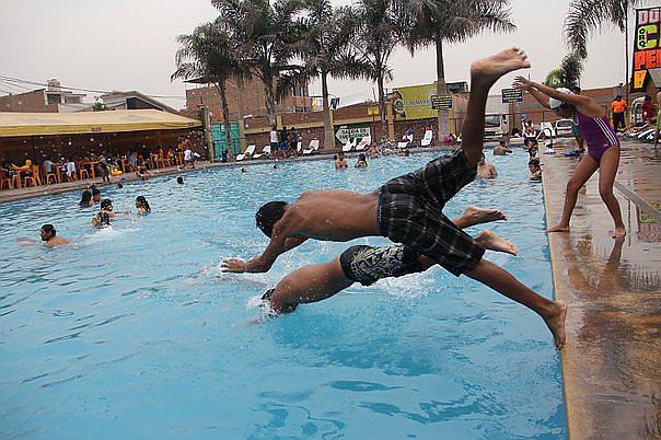 Adicción de los padres al smartphone aumentaría el ahogo de niños en piscinas, según socorristas