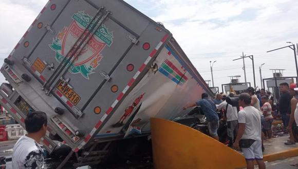 Un camión frigorífico chocó contra más de 10 vehículos que estaban en el peaje de Chicama. | Foto: Cultural Radio Noticias.