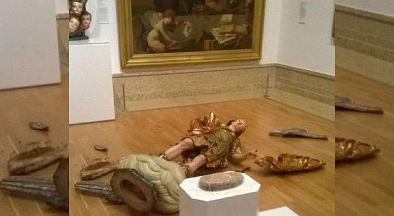 ¡Todo por un selfie! Turista destruye importante obra de arte (FOTO)
