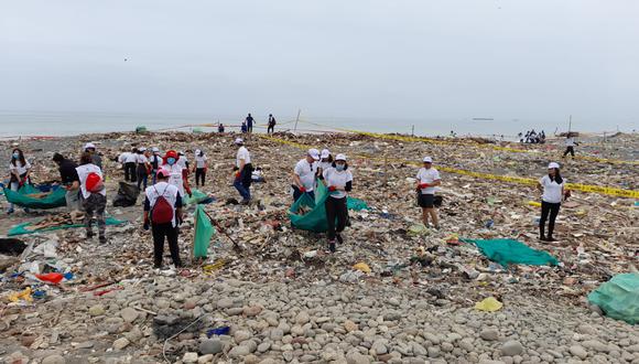Voluntarios realizan limpieza en playa.