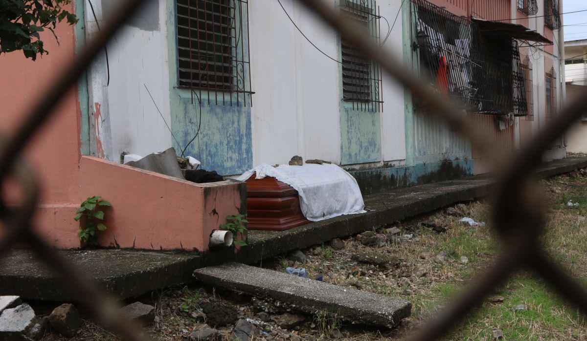 Fotografía que muestra un féretro con un fallecido que deberá ser recogido por las autoridades para ser enterrado. (EFE/ Juan Faustos).