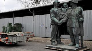 ​Derriban estatua de la famosa "primera pareja homosexual del bloque soviético"