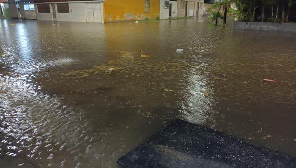 Vecinos de El Chilcal nuevamente se inundaron con la fuerte lluvia que soportó Piura. Los vecinos temen que agua ingrese a sus casas.