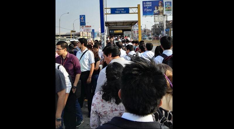 Metropolitano: Reportan largas colas en estación Tomás Valle 