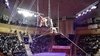 Acróbata cae al suelo durante actuación en circo (VIDEO)