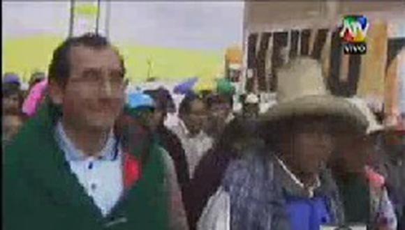 Cajamarca: Funcionarios fueron obligados a vestirse con ropa de mujer
