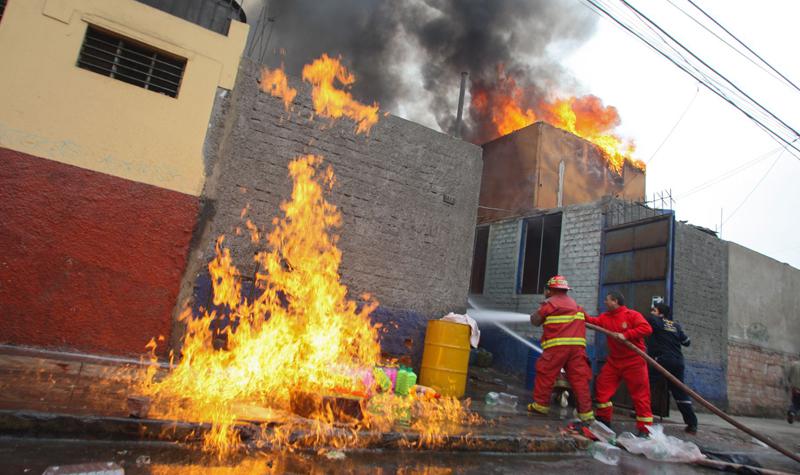 Bomberos logran controlar incendio en almacén de Breña