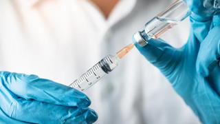 Más de 2 millones de vacunas Covid-19 por vencerse, advierten informes de la Contraloría y Cenares