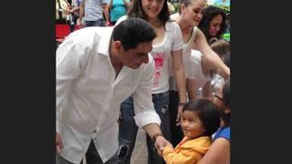 ​Carlos Álvarez mismo Papa Noel llevó alegría a pequeños del Hospital del NIño  