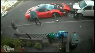 Reino Unido: chocó cinco vehículos con el Ferrari más potente del mundo y se dio a la fuga [VIDEO] 