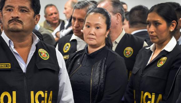 Handout picture released by the Peruvian Judiciary of opposition leader Keiko Fujimori (C), daughter of incarcerated former (1990-2000) Peruvian President Alberto Fujimori, during a court hearing in Lima on October 31, 2018. - Peru's powerful opposition leader Keiko Fujimori was taken into custody on Wednesday after a court ordered she be held in preventive detention for three years pending the outcome of a corruption probe. (Photo by HO / Peruvian Judiciary / AFP) / RESTRICTED TO EDITORIAL USE - MANDATORY CREDIT "AFP PHOTO / Peruvian Judiciary" - NO MARKETING NO ADVERTISING CAMPAIGNS - DISTRIBUTED AS A SERVICE TO CLIENTS