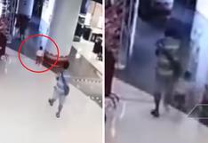Hombre patea a bebé en centro comercial  | VIDEO