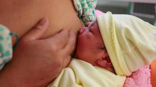 Ministerio de Salud: “La lactancia materna debe continuar así la mamá tenga Coronavirus”