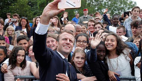 ​Macron regaña a estudiante y exige que le llame "señor presidente"