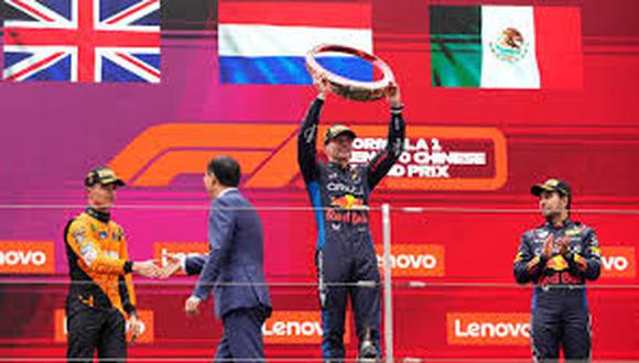 Max Verstappen en lo más alto del podio del Gran Premio de China.