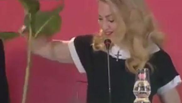 Video: Madonna desprecia regalo de fans en plena conferencia de prensa 