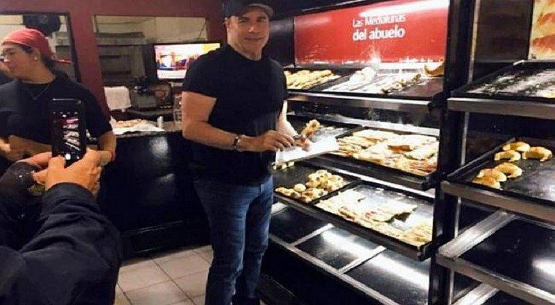 John Travolta sorprende a argentinos comprando en pastelería 